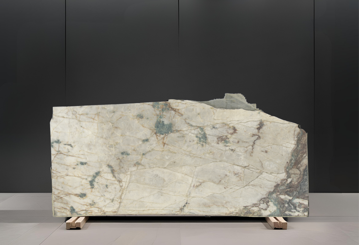 AQUAMARINE CRYSTALLO REMNANT /QUARTZITE/HONED/ 3CM